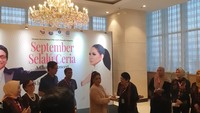IPB University bersama Yayasan Alumni Peduli IPB (YAPI) menggelar konser amal untuk beasiswa bertajuk Charity Concert September Selalu Ceria, Senin (30/9/2024) di Jakarta Concert Hall, iNews Tower, Jakarta Pusat. Acara dimulai dengan doa bersama dan pemotongan tumpeng oleh seluruh pengisi acara. Foto: Devita Savitri/detikcom