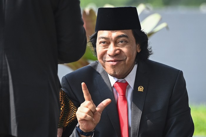 Anggota DPD terpilih masa bakti 2024-2029 Alfiansyah alias Komeng tiba di Gedung Nusantara untuk mengikuti pelantikan di Kompleks Parlemen, Senayan, Jakarta, Selasa (1/10/2024). Sebanyak 580 anggota DPR dan 152 anggota DPD dilantik dan diambil sumpah jabatannya untuk masa bakti 2024-2029. ANTARA FOTO/Dhemas Reviyanto/app/rwa.