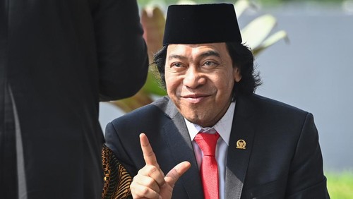 Anggota DPD terpilih masa bakti 2024-2029 Alfiansyah alias Komeng tiba di Gedung Nusantara untuk mengikuti pelantikan di Kompleks Parlemen, Senayan, Jakarta, Selasa (1/10/2024). Sebanyak 580 anggota DPR dan 152 anggota DPD dilantik dan diambil sumpah jabatannya untuk masa bakti 2024-2029. ANTARA FOTO/Dhemas Reviyanto/app/rwa.