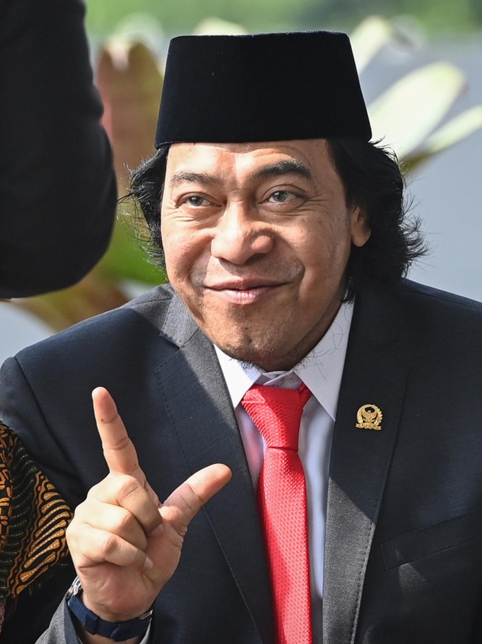 Deretan Gaya Artis yang Dilantik Jadi Anggota Dewan Anggota DPD terpilih masa bakti 2024-2029 Alfiansyah alias Komeng tiba di Gedung Nusantara untuk mengikuti pelantikan di Kompleks Parlemen, Senayan, Jakarta, Selasa (1/10/2024). Sebanyak 580 anggota DPR dan 152 anggota DPD dilantik dan diambil sumpah jabatannya untuk masa bakti 2024-2029. ANTARA FOTO/Dhemas Reviyanto/app/rwa.