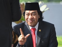Momen Uhuy Komeng Warnai Pelantikan Anggota Dewan 2024-2029