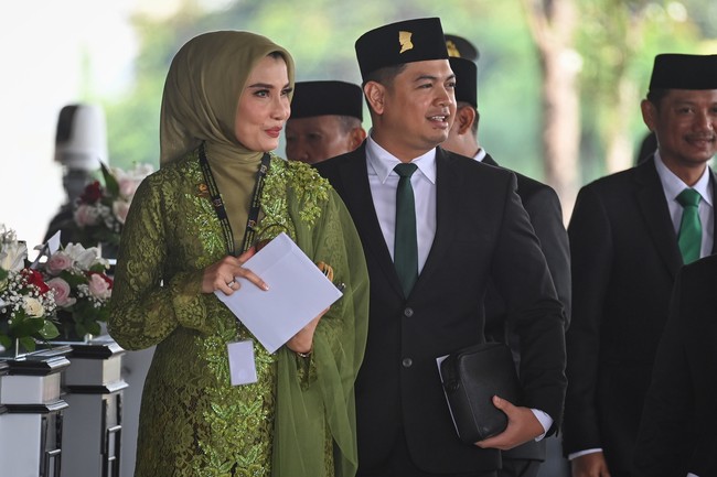 Arzeti Bilbina mengenakan kebaya hijau sage yang dilengkapi selendang tulle. Kebaya modern ini diberi sentuhan Eropa dengan model lengan puffy. Mantan model ini menyerasikan kebayanya dengan hijab simple berwarna senada. Foto: ANTARA FOTO/Dhemas Reviyanto