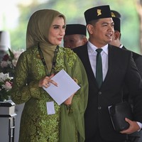 Arzeti Bilbina mengenakan kebaya hijau sage yang dilengkapi selendang tulle. Kebaya modern ini diberi sentuhan Eropa dengan model lengan puffy. Mantan model ini menyerasikan kebayanya dengan hijab simple berwarna senada.  Foto: ANTARA FOTO/Dhemas Reviyanto
