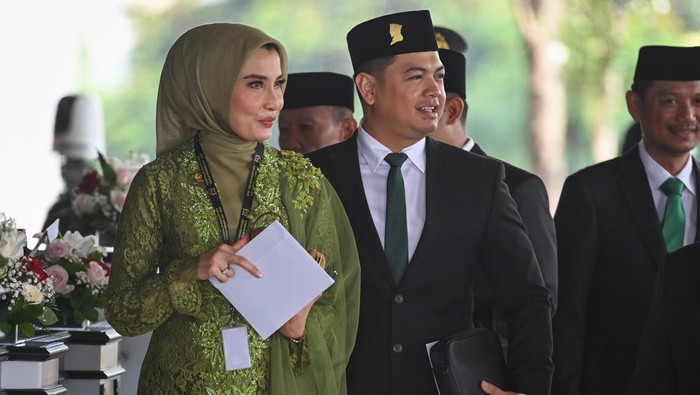 Selebritis yang terpilih menjadi anggota DPR terpilih periode 2024-2029 dari Partai Kebangkitan Bangsa Arzeti Bilbina (kiri) dan Tommy Kurniawan (kanan) tiba di Gedung Nusantara untuk mengikuti pelantikan di Kompleks Parlemen, Senayan, Jakarta, Selasa (1/10/2024). Sebanyak 580 anggota DPR dan 152 anggota DPD dilantik dan diambil sumpah jabatannya untuk masa bakti 2024-2029. ANTARA FOTO/Dhemas Reviyanto/app/rwa.