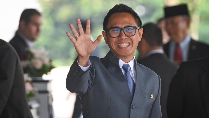 Pelawak yang terpilih menjadi anggota DPR terpilih periode 2024-2029 dari PAN Eko Hendro Purnomo alias Eko Patrio tiba di Gedung Nusantara untuk mengikuti pelantikan di Kompleks Parlemen, Senayan, Jakarta, Selasa (1/10/2024). Sebanyak 580 anggota DPR dan 152 anggota DPD dilantik dan diambil sumpah jabatannya untuk masa bakti 2024-2029. ANTARA FOTO/Dhemas Reviyanto/app/rwa.