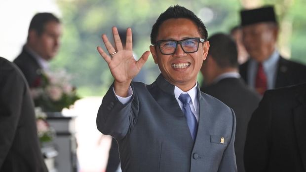 Pelawak yang terpilih menjadi anggota DPR terpilih periode 2024-2029 dari PAN Eko Hendro Purnomo alias Eko Patrio tiba di Gedung Nusantara untuk mengikuti pelantikan di Kompleks Parlemen, Senayan, Jakarta, Selasa (1/10/2024). Sebanyak 580 anggota DPR dan 152 anggota DPD dilantik dan diambil sumpah jabatannya untuk masa bakti 2024-2029. ANTARA FOTO/Dhemas Reviyanto/app/rwa.