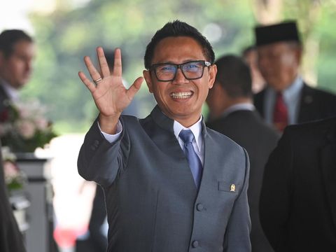 Pelawak yang terpilih menjadi anggota DPR terpilih periode 2024-2029 dari PAN Eko Hendro Purnomo alias Eko Patrio tiba di Gedung Nusantara untuk mengikuti pelantikan di Kompleks Parlemen, Senayan, Jakarta, Selasa (1/10/2024). Sebanyak 580 anggota DPR dan 152 anggota DPD dilantik dan diambil sumpah jabatannya untuk masa bakti 2024-2029. ANTARA FOTO/Dhemas Reviyanto/app/rwa.