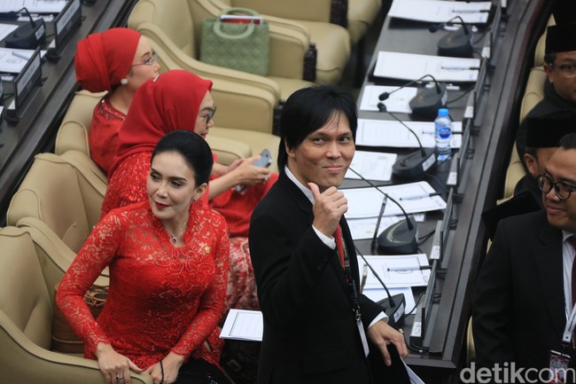 Rieke Dyah Pitaloka yang juga berasal dari partai PDI Perjuangan tampil dengan warna kebaya berbeda dari Puan Maharani. Rieke memilih kebaya merah dengan warna sesuai warna partainya, PDI Perjuangan.  Foto: Agung Pambudhy