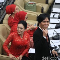Once Mekel maju sebagai caleg dari PDIP dan terpilih di Pemilu 2024. Saat pelantikan, penyanyi dan mantan vokalis grup band Dewa ini memakai setelan jas hitam dan dasi merah. Foto: Agung Pambudhy