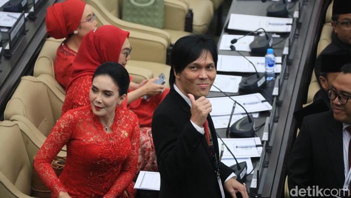 Deretan Gaya Artis yang Dilantik Jadi Anggota Dewan Selanjutnya ada Once Mekel dan Diah Pitaloka. Penyanyi solo mantan vokalis DEWA19 dan pemeran Oneng di sitkom Bajaj Bajuri ini juga dilantik sebagai anggota DPR dari PDIP.