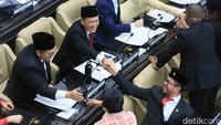 Anggota DPR periode 2024-2029 saling memberikan selamat setelah resmi dilantik.