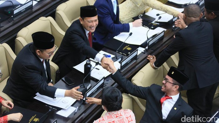 Di Hadapan Jokowi, 580 Anggota DPR Periode 2024-2029 Resmi Dilantik Pelantikan digelar hari ini di ruang sidang paripurna, kompleks parlemen, Senayan, Jakarta, Selasa (1/10/2024). Pelantikan turut dihadiri oleh Presiden Joko Widodo (Jokowi) dan presiden terpilih Prabowo Subianto serta jajaran menteri kabinet.