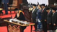 Jumlah anggota DPR RI periode 2024-2029 diketahui bertambah dari periode sebelumnya yang berjumlah 575 anggota Dewan. Kini, sebanyak 580 wakil rakyat yang memiliki kursi di DPR RI.