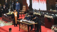 Diketahui dari 18 partai politik peserta Pemilu 2024, KPU menetapkan delapan di antaranya memenuhi ambang batas parlemen (PT) sebesar 4 persen, yakni PDIP, Golkar, Gerindra, PKB, PAN, Demokrat, NasDem, dan PKS.