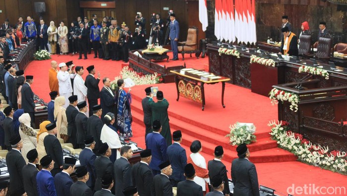 Di Hadapan Jokowi, 580 Anggota DPR Periode 2024-2029 Resmi Dilantik Pelantikan digelar hari ini di ruang sidang paripurna, kompleks parlemen, Senayan, Jakarta, Selasa (1/10/2024). Pelantikan turut dihadiri oleh Presiden Joko Widodo (Jokowi) dan presiden terpilih Prabowo Subianto serta jajaran menteri kabinet.