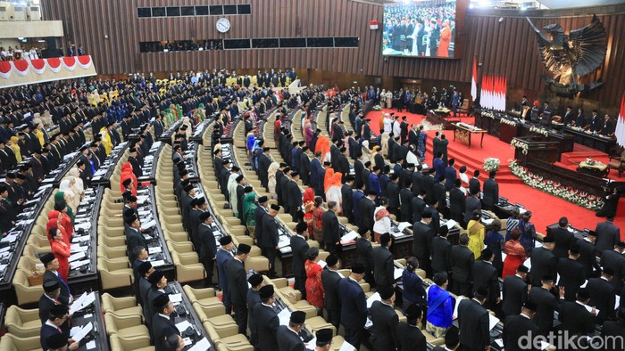 Pelantikan digelar hari ini di ruang sidang paripurna, kompleks parlemen, Senayan, Jakarta, Selasa (1/10/2024). Pelantikan turut dihadiri oleh Presiden Joko Widodo (Jokowi) dan presiden terpilih Prabowo Subianto serta jajaran menteri kabinet.
