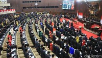 Pelantikan 580 anggota DPR terpilih periode 2024-2029 digelar di ruang sidang paripurna, kompleks parlemen, Senayan, Jakarta, Selasa (1/10/2024). Mayoritas diisi oleh wajah lama, ratusan legislator ini akan melaksanakan fungsi legislasi, pengawasan, dan budgeting.