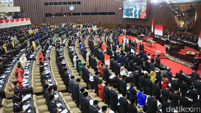 Pelantikan digelar hari ini di ruang sidang paripurna, kompleks parlemen, Senayan, Jakarta, Selasa (1/10/2024). Pelantikan turut dihadiri oleh Presiden Joko Widodo (Jokowi) dan presiden terpilih Prabowo Subianto serta jajaran menteri kabinet.