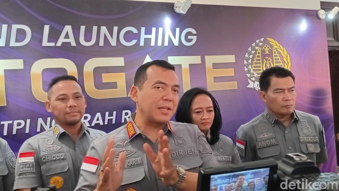 Direktur Jenderal Imigrasi Silmy Karim seusai menghadiri peresmian autogate di kawasan ITDC, Nusa Dua, Kabupaten Badung, Bali, Selasa (1/10/2024). (Foto: Aryo Mahendro/detikBali)