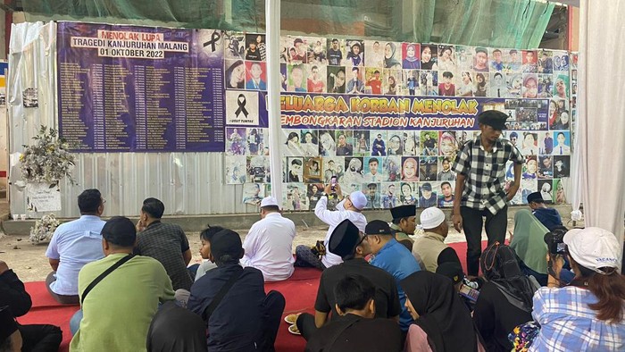 Doa bersama memperingati 2 Tahun Tragedi Kanjuruhan di Gate 13