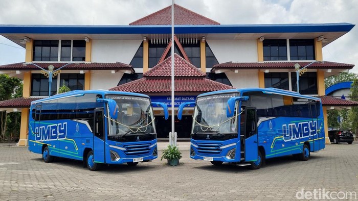 Dua unit bus gratis untuk menunjang kegiatan mahasiswa di Universitas Mercu Buana Yogyakarta (UMBY), Bantul, Selasa (1/10/2024).