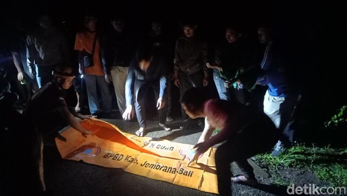 Evakuasi jenazah remaja di Sungai Gelar, Jembrana, Selasa (1/10/2024) dini hari.