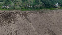 Dengan hampir sebulan lagi sebelum hujan turun untuk mengakhiri musim kemarau, level Solimoes, yang mengalir turun dari Andes di Peru, diperkirakan akan turun lebih jauh dalam beberapa minggu mendatang, memperdalam krisis bagi masyarakat yang tinggal di sepanjang sungai.