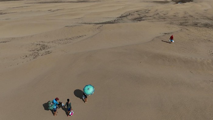 A drone view shows an isolated village in front of the river's sandbanks exposed due to drought at the Solimoes River, one of the largest tributaries of the Amazon River, during the most intense and widespread drought Brazil has experienced since records began in 1950, near Manacapuru, Amazonas state, Brazil September 30, 2024. REUTERS/Bruno Kelly