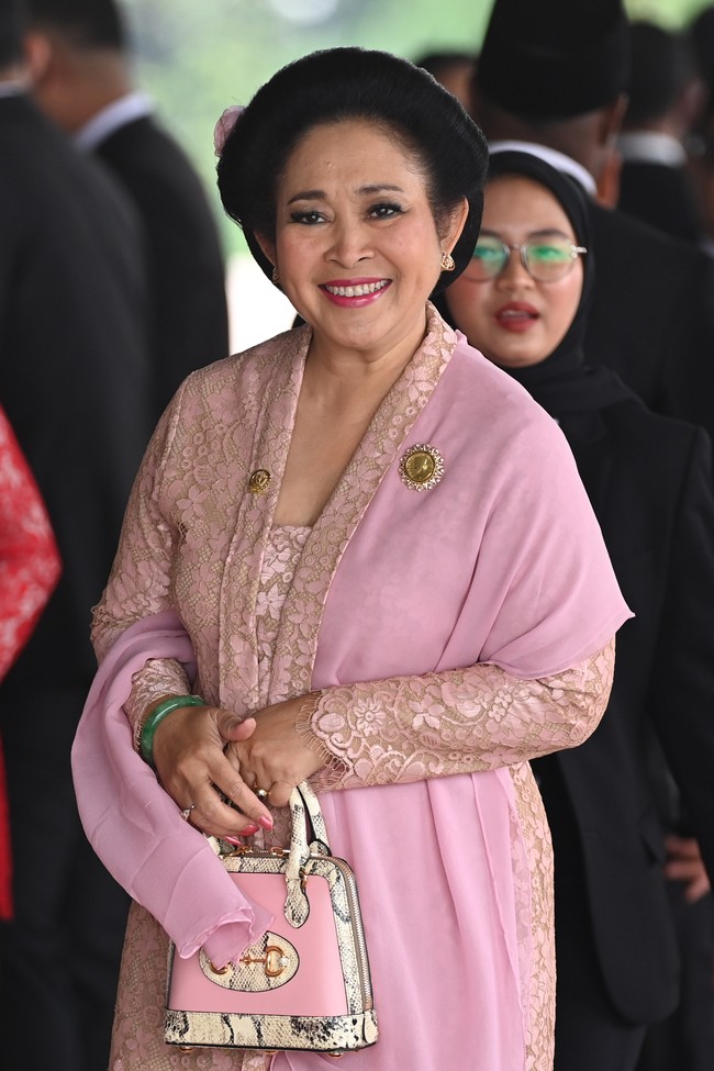 Siti Hediyati Hariyadi merupakan anggota fraksi Partai Gerakan Indonesia Raya dari daerah pemilihan Daerah Istimewa Yogyakarta. Saat dilantik menjadi anggota DPR, Titiek tampil serba pink mulai dari kebaya, selendang hingga tas. Foto: ANTARA FOTO/Dhemas Reviyanto
