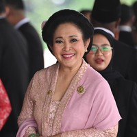 Siti Hediyati Hariyadi merupakan anggota fraksi Partai Gerakan Indonesia Raya dari daerah pemilihan Daerah Istimewa Yogyakarta. Saat dilantik menjadi anggota DPR, Titiek tampil serba pink mulai dari kebaya, selendang hingga tas. Foto: ANTARA FOTO/Dhemas Reviyanto
