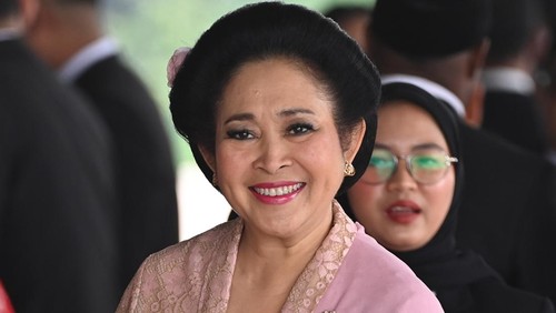 Anggota DPR terpilih periode 2024-2029 dari Partai Gerindra Siti Hediati Soeharto atau Titiek Soeharto (tengah) tiba di Gedung Nusantara untuk mengikuti pelantikan di Kompleks Parlemen, Senayan, Jakarta, Selasa (1/10/2024). Sebanyak 580 anggota DPR dan 152 anggota DPD dilantik dan diambil sumpah jabatannya untuk masa bakti 2024-2029. ANTARA FOTO/Dhemas Reviyanto/app/rwa.
