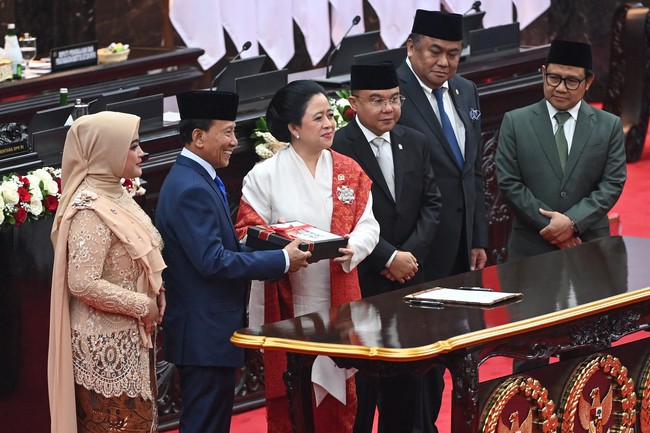 Puan Maharani terpilih sebagai anggota DPR RI 2024-2029 dan disebut akan menjadi Ketua DPR. Puan mengenakan kebaya putih dan selendang merah, warna khas PDI-P, partai asalnya. Foto: ANTARA FOTO/Dhemas Reviyanto