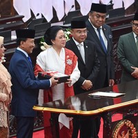 Puan Maharani terpilih sebagai anggota DPR RI 2024-2029 dan disebut akan menjadi Ketua DPR. Puan mengenakan kebaya putih dan selendang merah, warna khas PDI-P, partai asalnya. Foto: ANTARA FOTO/Dhemas Reviyanto