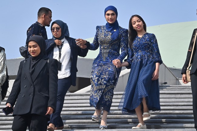 Putri Zulkifli Hasan mengenakan kebaya biru khas warna partai PAN yang mengusungnya saat Pemilu 2024. Wanita 36 tahun itu dilantik menjadi anggota DPR RI 2024-2029 mewakili daerah pemilihan Lampung-1. Foto: ANTARA FOTO/Indrianto Eko Suwarso