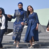 Putri Zulkifli Hasan mengenakan kebaya biru khas warna partai PAN yang mengusungnya saat Pemilu 2024. Wanita 36 tahun itu dilantik menjadi anggota DPR RI 2024-2029 mewakili daerah pemilihan Lampung-1. Foto: ANTARA FOTO/Indrianto Eko Suwarso