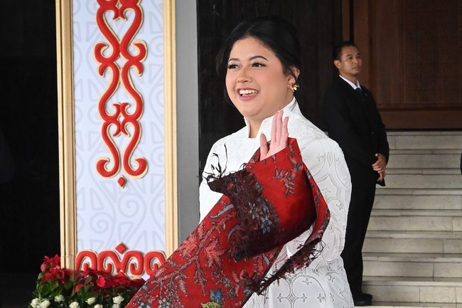 Senada dengan Puan Maharani, putrinya Pinka Haprani juga tampil mengenakan kebaya putih dan selendang merah saat dilantik menjadi anggota DPR. Pinka merupakan anggota DPR dari Partai Demokrasi Indonesia Perjuangan (PDIP). Saat pemilihan umum, dia menempati nomor urut 1 pada Daerah Pemilihan (Dapil) IV Jawa Tengah. Foto: ANTARA FOTO/Indrianto Eko Suwarso