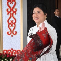 Senada dengan Puan Maharani, putrinya Pinka Haprani juga tampil mengenakan kebaya putih dan selendang merah saat dilantik menjadi anggota DPR. Pinka merupakan anggota DPR dari Partai Demokrasi Indonesia Perjuangan (PDIP). Saat pemilihan umum, dia menempati nomor urut 1 pada Daerah Pemilihan (Dapil) IV Jawa Tengah. Foto: ANTARA FOTO/Indrianto Eko Suwarso