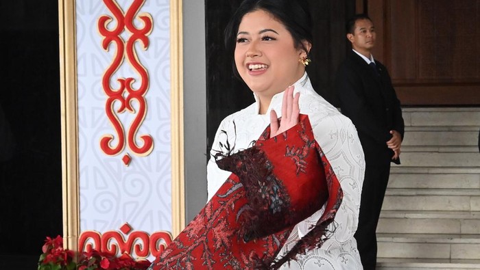 Putri Puan Maharani sekaligus anggota DPR terpilih periode 2024-2029 dari PDI Perjuangan Diah Pikatan O Putri Haprani tiba di Gedung Nusantara untuk mengikuti pelantikan di Kompleks Parlemen, Senayan, Jakarta, Selasa (1/10/2024). Sebanyak 580 anggota DPR dan 152 anggota DPD dilantik dan diambil sumpah jabatannya untuk masa bakti 2024-2029. ANTARA FOTO/Indrianto Eko Suwarso/app/rwa.