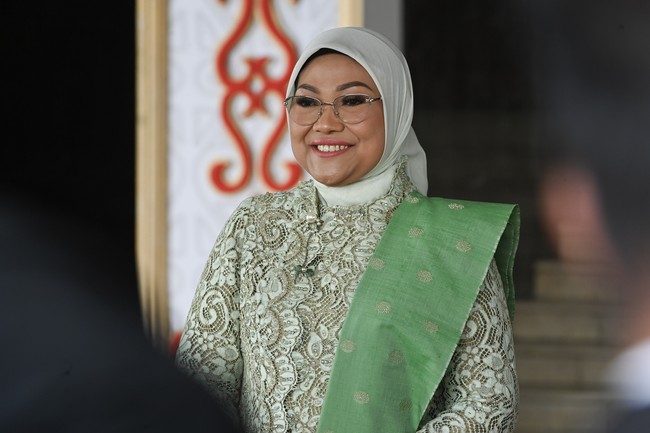 Anggota DPR perempuan yang dilantik tampil dengan kebaya sesuai dengan warna partainya. Seperti anggota DPRI dari Partai Kebangkitan Bangsa (PKB) ini, Ida Fauziyah yang merupakan mantan Menteri Ketenagakerjaan pada Kabinet Indonesia Maju. Ida mengenakan kebaya dan selendang hijau sesuai warna partai PKB. Foto: ANTARA FOTO/Dhemas Reviyanto