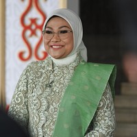 Anggota DPR perempuan yang dilantik tampil dengan kebaya sesuai dengan warna partainya. Seperti anggota DPRI dari Partai Kebangkitan Bangsa (PKB) ini, Ida Fauziyah yang merupakan mantan Menteri Ketenagakerjaan pada Kabinet Indonesia Maju. Ida mengenakan kebaya dan selendang hijau sesuai warna partai PKB. Foto: ANTARA FOTO/Dhemas Reviyanto