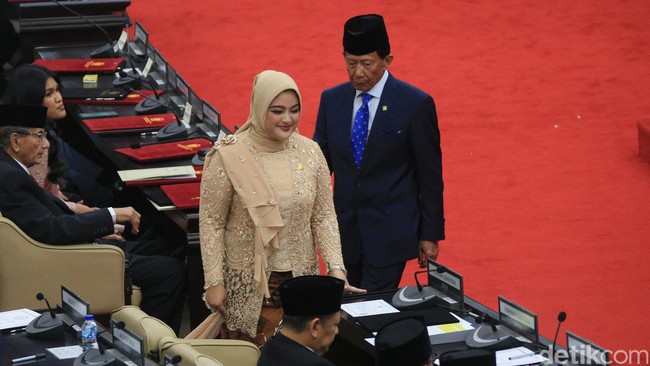 Inilah gaya Annisa Mahesa anggota DPR RI termuda periode 2024-2029. Annisa saat ini berusia 23 tahun 2 bulan 15 hari. Annisa yang berasal dari fraksi Partai Gerindra memakai kebaya, selendang dan hijab serba nude atau cokelat muda saat pelantikannya menjadi anggota dewan. Foto: Agung Pambudhy