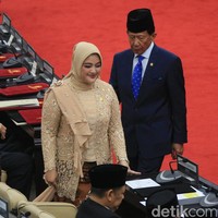 Inilah gaya Annisa Mahesa anggota DPR RI termuda periode 2024-2029. Annisa saat ini berusia 23 tahun 2 bulan 15 hari. Annisa yang berasal dari fraksi Partai Gerindra memakai kebaya, selendang dan hijab serba nude atau cokelat muda saat pelantikannya menjadi anggota dewan. Foto: Agung Pambudhy