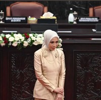 Penyanyi Melly Goeslaw memilih tampil sederhana dalam balutan kebaya janggan warna emas metalik. Wanita berdarah Sunda ini mempercantik kebayanya dengan bros yang disematkan di bagian dada. Jilbabnya juga dibuat minimalis namun bersahaja.  Foto: Instagram