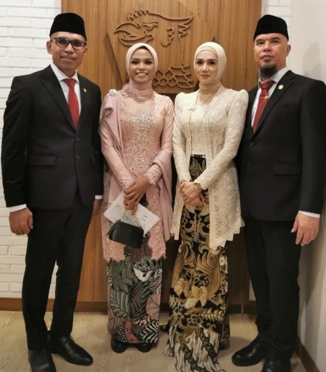 Mulan Jameela tampil cantik berbalut kebaya lace model kutu baru warna off-white. Kain batik motif floral melengkapi penampilannya. Mulan bersama suaminya, musisi Ahmad Dhani, yang memakai setelan jas hitam terpilih sebagai anggota DPR. Foto: Instagram