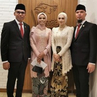 Mulan Jameela tampil cantik berbalut kebaya lace model kutu baru warna off-white. Kain batik motif floral melengkapi penampilannya. Mulan bersama suaminya, musisi Ahmad Dhani, yang memakai setelan jas hitam terpilih sebagai anggota DPR. Foto: Instagram