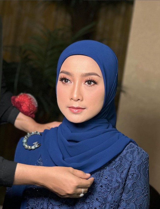 Desy Ratnasari memilih makeup artist ternama untuk memoles wajahnya agar tampak cantik paripurna saat pelantikan DPR RI periode 2024-2029 di Geudng MPR/DPR, Senayan, Jakarta pada Selasa (1/10/2024). Foto: Instagram