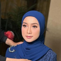 Desy Ratnasari memilih makeup artist ternama untuk memoles wajahnya agar tampak cantik paripurna saat pelantikan DPR RI periode 2024-2029 di Geudng MPR/DPR, Senayan, Jakarta pada Selasa (1/10/2024). Foto: Instagram