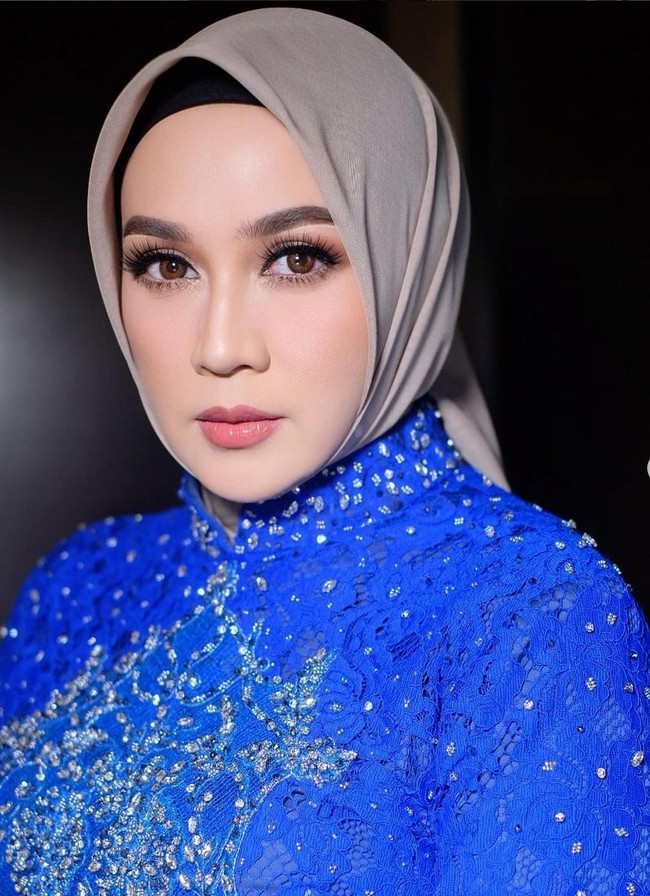 Makeup artist Bennu Sorumba ditugaskan untuk merias wajah Dina Lorenza, anggota DPR RI dari fraksi Partai Demokrat. Dina juga memilih riasan natural bernuansa coral. Foto: Instagram