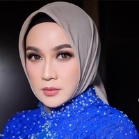 Makeup artist Bennu Sorumba ditugaskan untuk merias wajah Dina Lorenza, anggota DPR RI dari fraksi Partai Demokrat. Dina juga memilih riasan natural bernuansa coral. Foto: Instagram