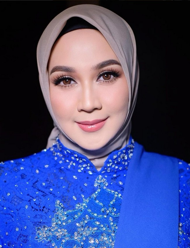 Nuansa makeup dibuat flawless dengan fokus pada bulu mata dan smokey eyes yang menegaskan sorot mata. Foto: Instagram